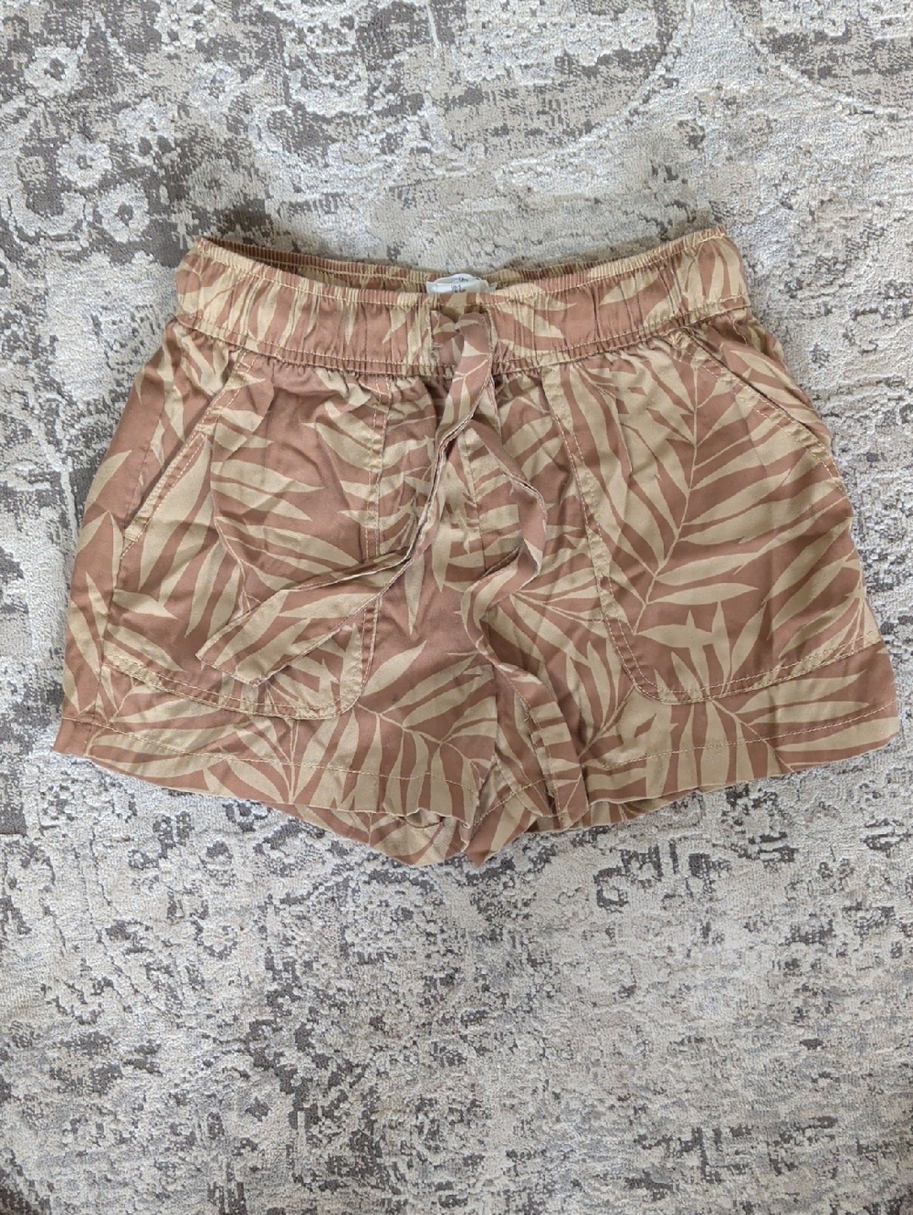 Women’s Leaf-Print Elastic Waist Shorts in Brown and Creamn Size Small